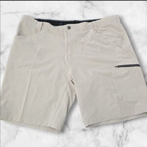 ZeroXposur Men's Light Khaki Travel Series Flat Front Shorts (SIZE: 42)